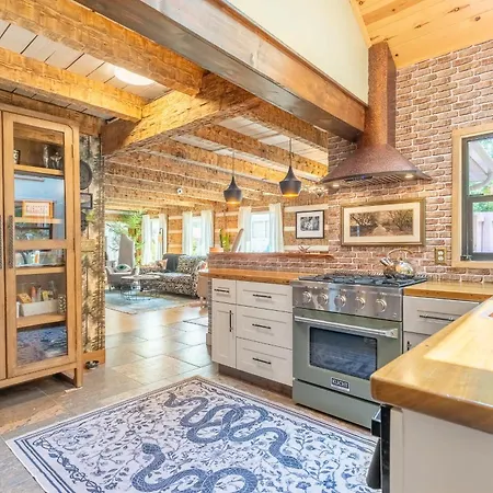 Holiday home The Magic Cottage- Artsy Escape With Hot Tub & Charm
