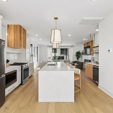 Fancy Townhouse With Rooftop Hot Tub & Fireplace Holiday home Nashville
