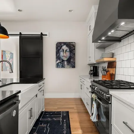 The Blue Note - Luxe Outdoor Retreat & Pool - Close To Downtown