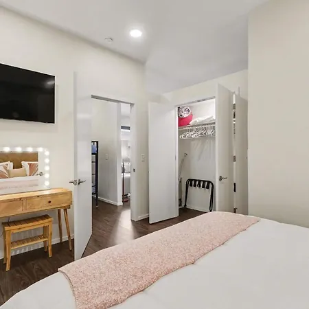 Trendy For 4 W Shared Pool Near The Gulch * Nashville