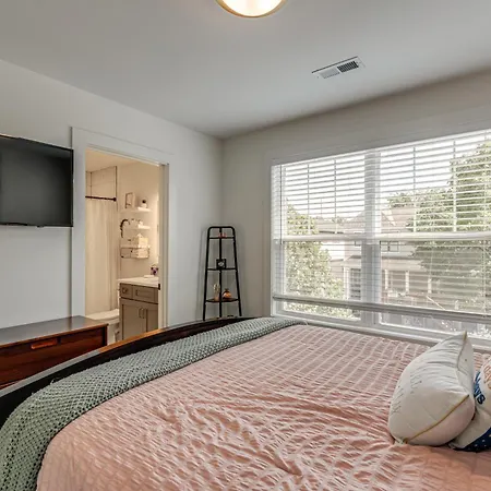 4 Mi To Broadway: Chic Townhome W/ Office! Holiday home