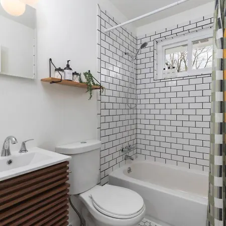 With Fenced In Yard And Firepit, Walk To Coffee And Food Holiday home
