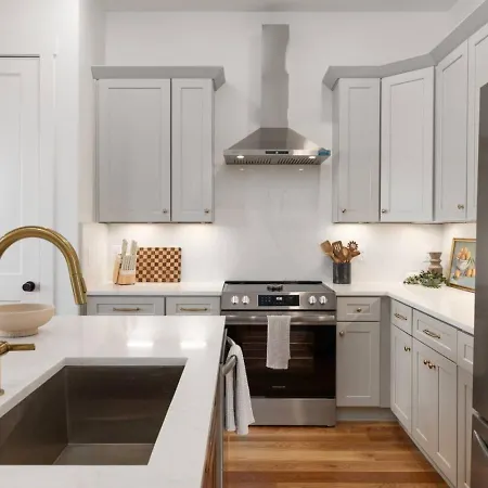 12 South With Rooftop Sauna, Wet Bar, And Two Car Garage Holiday home Nashville
