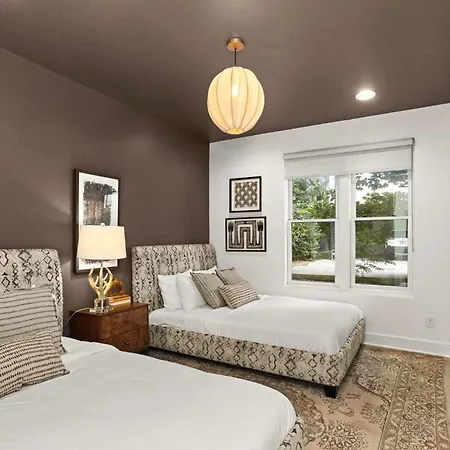 2 Units Sleeps 24 Nashville's Location Holiday home Nashville
