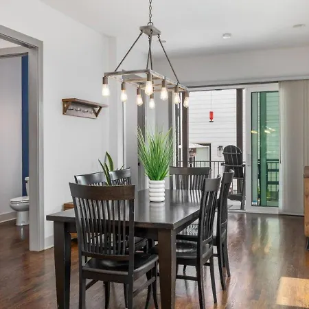 House With Rooftop Patio, Next To A Park, 3 Miles To Downtown Holiday home *