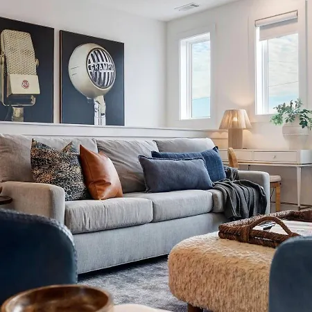 Holiday home Elegant With Downtown Views Rooftop Hot Tub And Garage