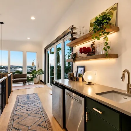 The Songwriter's Mansion Rooftop & Skyline Views Holiday home