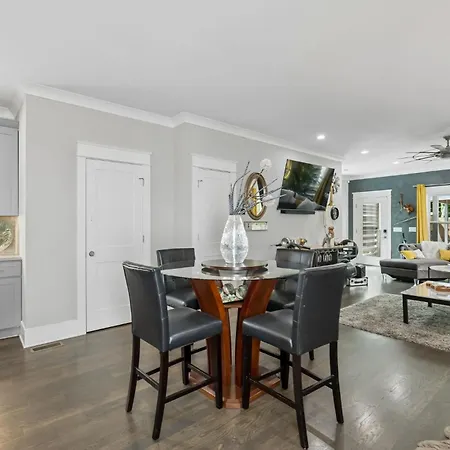 In Style Spacious Nash Near Broadway Holiday home