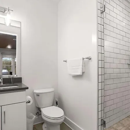 2 Units Sleeps 24 Nashville's Location Nashville