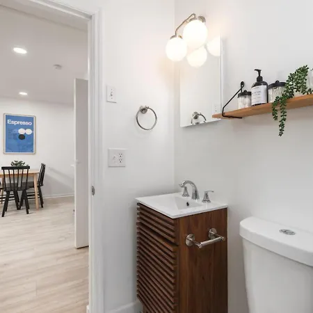 With Fenced In Yard And Firepit, Walk To Coffee And Food Holiday home