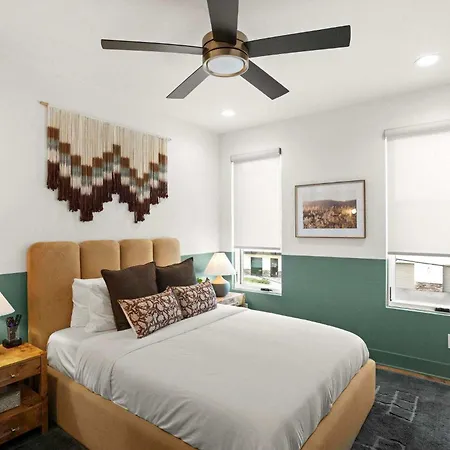 Holiday home 2 Units Sleeps 24 Nashville's Location *