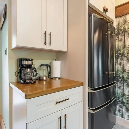 The Magic Cottage- Artsy Escape With Hot Tub & Charm Nashville