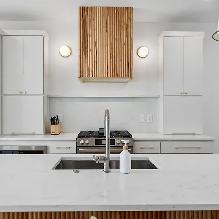 Fancy Townhouse With Rooftop Hot Tub & Fireplace *