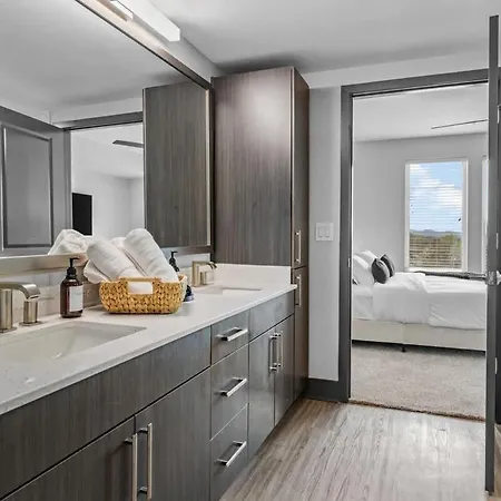 Luxe 2br W Views Near Broadway & Music Row *