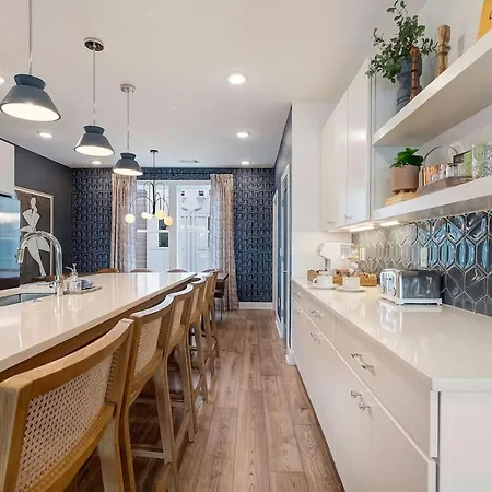 Holiday home Elegant With Downtown Views Rooftop Hot Tub And Garage *