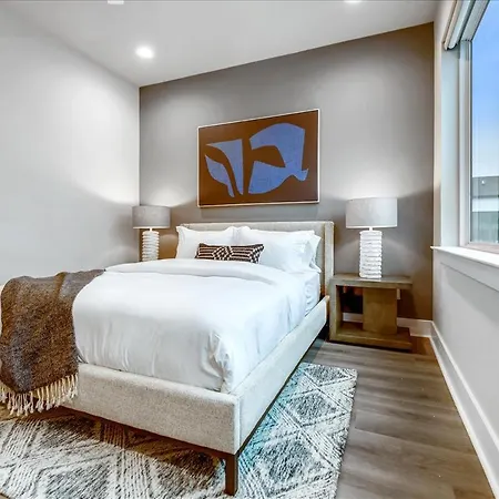 3 Townhomes Hot Tub & Rooftop Decks Holiday home *