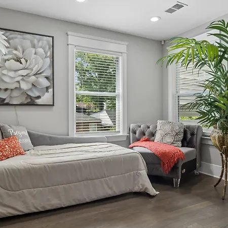 In Style Spacious Nash Near Broadway *