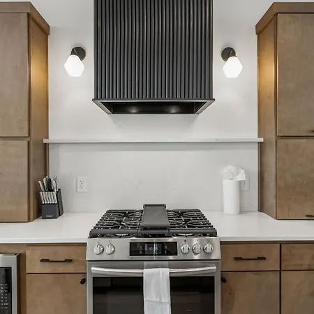 Contemporary Townhome Rooftop Hot Tub & Fireplace Holiday home *