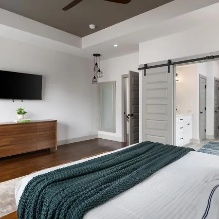 House With Rooftop Patio, Next To A Park, 3 Miles To Downtown