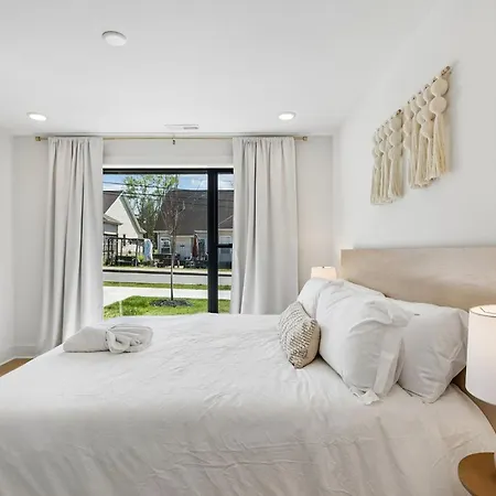 Fancy Townhouse With Rooftop Hot Tub & Fireplace Nashville