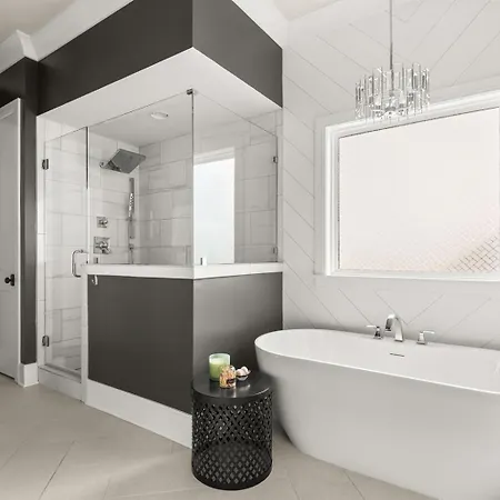 The Blue Note - Luxe Outdoor Retreat & Pool - Close To Downtown Holiday home