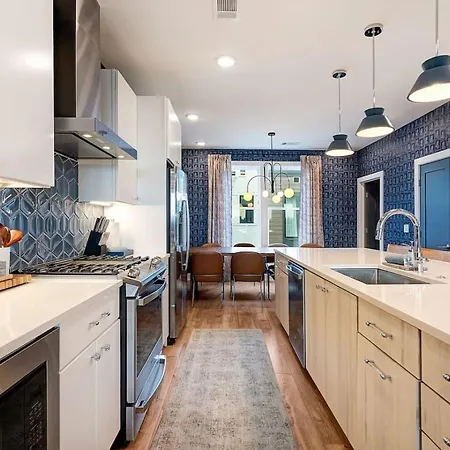 Holiday home Elegant With Downtown Views Rooftop Hot Tub And Garage Nashville