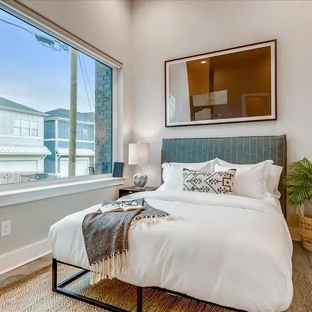 Holiday home 3 Townhomes Hot Tub & Rooftop Decks *
