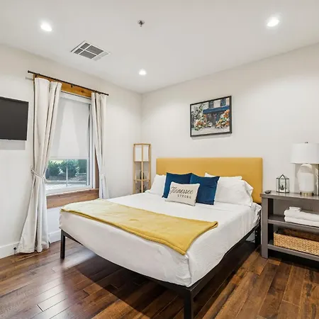 Luxury 2br Midtown Near Broadway & Pool * Nashville
