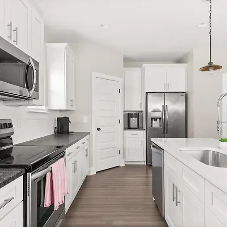 Luxury Townhome Rooftop Deck Near Broadway Holiday home *
