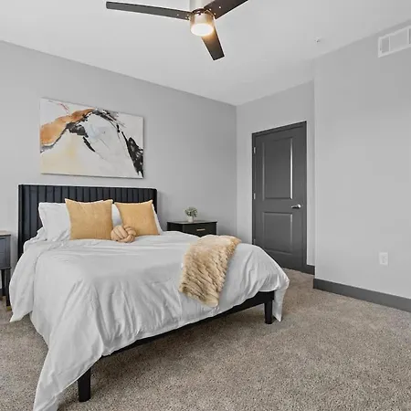 Holiday home Luxe 2br W Views Near Broadway & Music Row