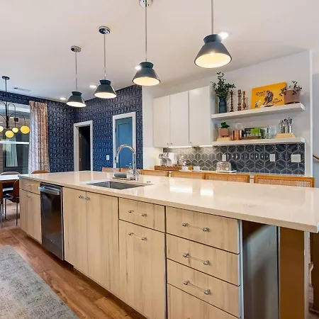 Holiday home Elegant With Downtown Views Rooftop Hot Tub And Garage Nashville