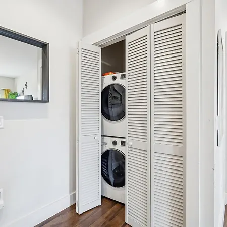 Luxury 2br Midtown Near Broadway & Pool Holiday home