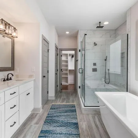 House With Rooftop Patio, Next To A Park, 3 Miles To Downtown Holiday home