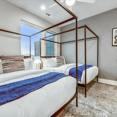 3 Townhomes Hot Tub & Rooftop Decks Holiday home Nashville