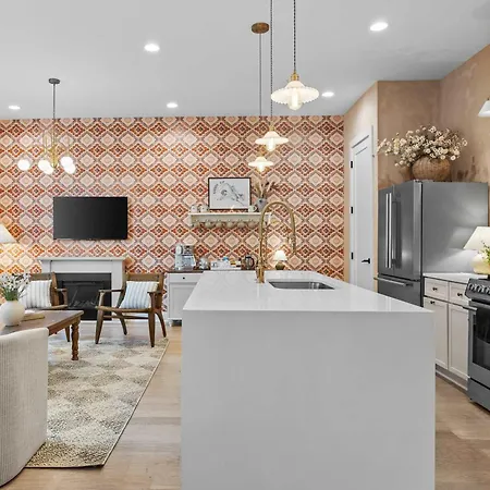 The Velvet Spur - Rooftop Retreat Near Germantown Holiday home *