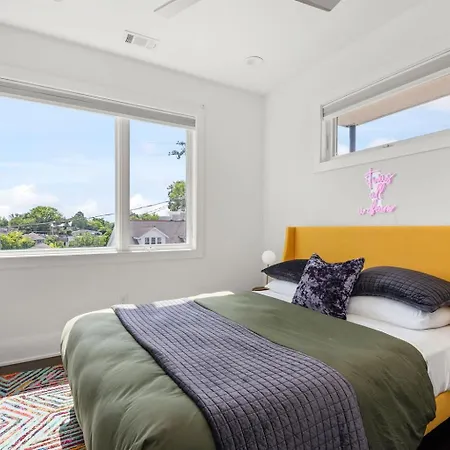 Amazing Rooftop Walk To 12s 4th Night Free Holiday home *