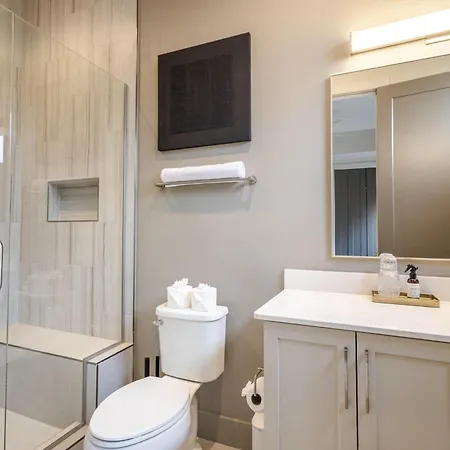 Holiday home The Amenities | Heated Pool | 7 Mins-broadway *