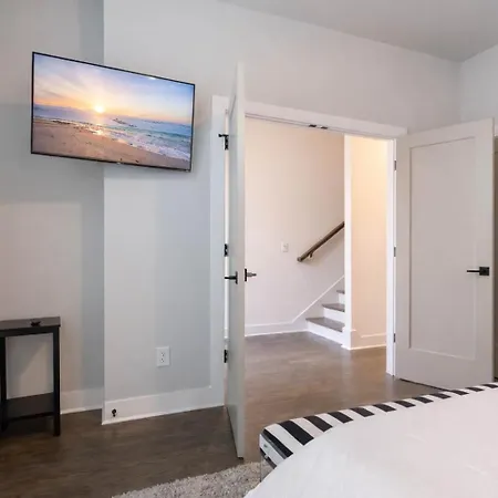 Cozy Walk To Vandy Holiday home