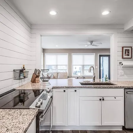 Charming Spacious - 10 Mins To Downtown Holiday home