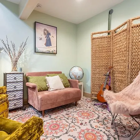 The Magic Cottage- Artsy Escape With Hot Tub & Charm