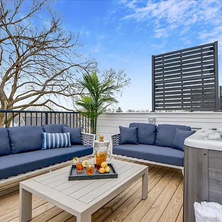 3 Townhomes Hot Tub & Rooftop Decks Holiday home Nashville