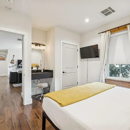 Luxury 2br Midtown Near Broadway & Pool Nashville