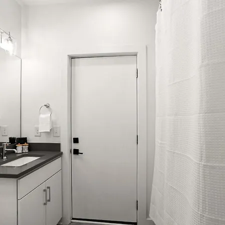 Holiday home 2 Units Sleeps 24 Nashville's Location Nashville