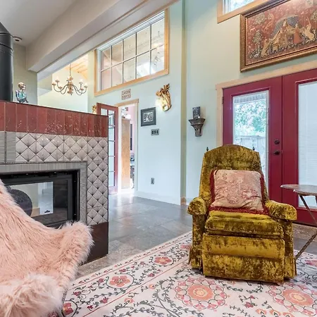The Magic Cottage- Artsy Escape With Hot Tub & Charm Holiday home Nashville