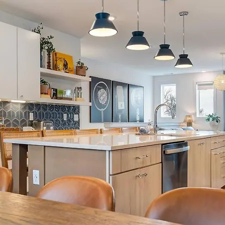 Elegant With Downtown Views Rooftop Hot Tub And Garage Holiday home Nashville