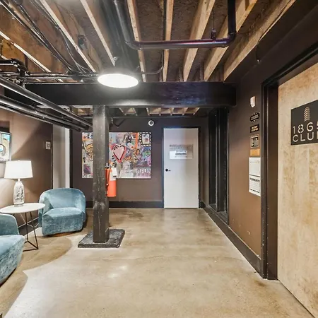 Luxury 2br Midtown Near Broadway & Pool Holiday home