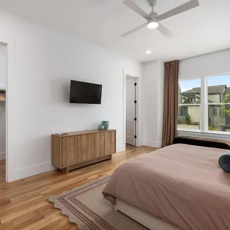 Holiday home 12 South With Rooftop Sauna, Wet Bar, And Two Car Garage *