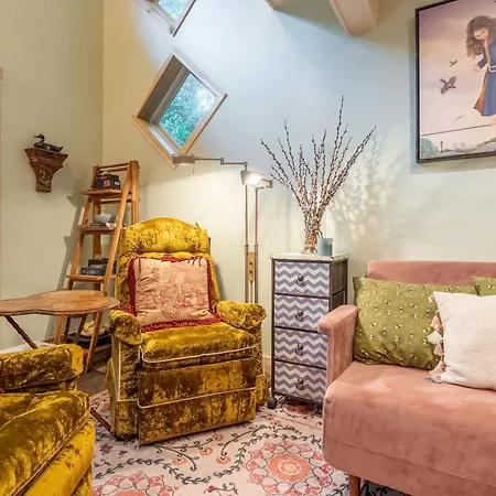 Holiday home The Magic Cottage- Artsy Escape With Hot Tub & Charm