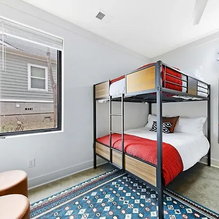 The Duet - Rooftop Lounge - 5 Mins To Broadway Holiday home