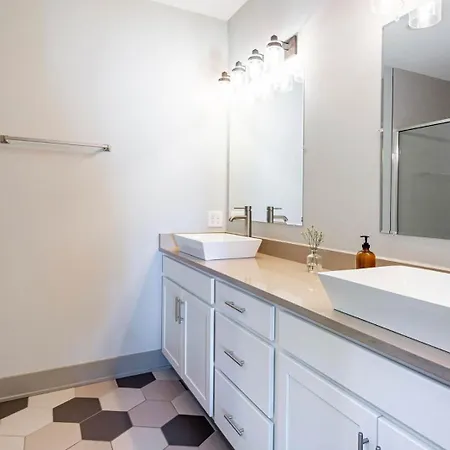 Quiet Chord - Ideal Retreat Minutes From Downtown